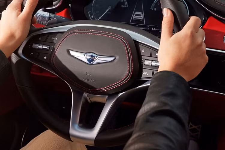 Về trang bị an toàn, xe sở hữu vi sai chống trượt điện tử, màn hình hiển thị trên kính lái (HUD) và hệ thống hỗ trợ đỗ xe thông minh từ xa. Cung cấp sức mạnh cho Genesis GV70 2025 là hai tùy chọn động cơ.