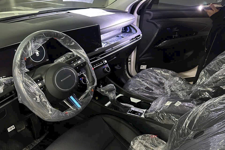 Phiên bản nâng cấp giữa vòng đời của Hyundai Tucson 2024 tại Việt Nam có thiết kế sắc nét, nam tính hơn so với trước. Khu vực đèn pha và cản trước được tinh chỉnh, tạo cảm giác hiện đại và mạnh mẽ hơn. Bên hông mẫu xe vẫn duy trì bộ mâm hợp kim 5 chấu kích thước 19 inch mang đến vẻ thể thao đặc trưng.