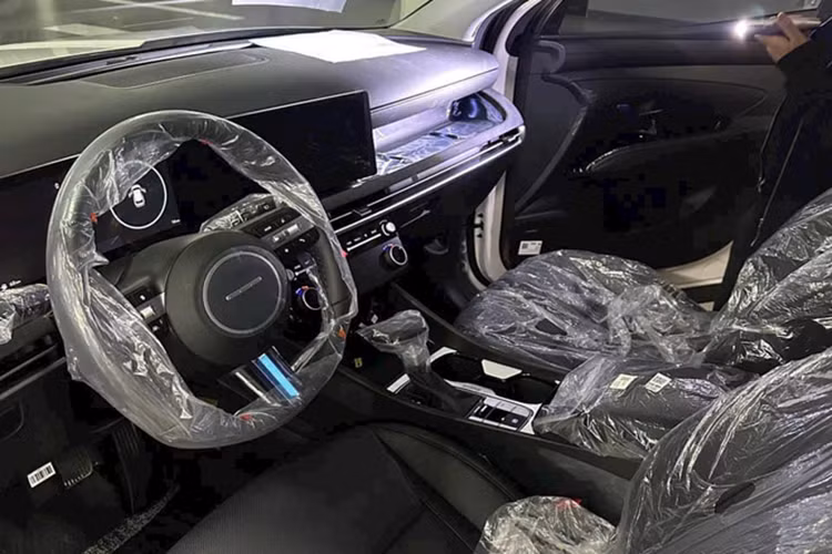 Phiên bản nâng cấp giữa vòng đời của Hyundai Tucson 2024 tại Việt Nam có thiết kế sắc nét, nam tính hơn so với trước. Khu vực đèn pha và cản trước được tinh chỉnh, tạo cảm giác hiện đại và mạnh mẽ hơn. Bên hông mẫu xe vẫn duy trì bộ mâm hợp kim 5 chấu kích thước 19 inch mang đến vẻ thể thao đặc trưng.