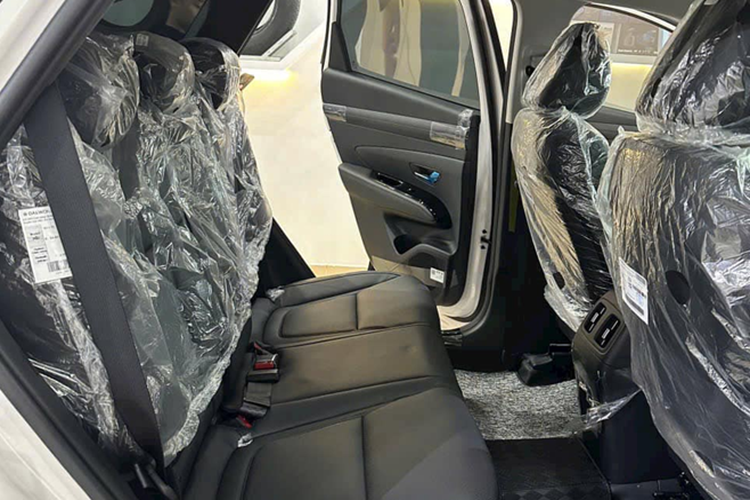 Cản sau được thiết kế lại, đồng bộ hơn với phong cách tổng thể của xe. Bên trong cabin, Tucson 2024 gây ấn tượng với cụm màn hình cong tích hợp từ hai màn hình kích thước lớn. Đó là màn hình kỹ thuật số 12,3 inch sau vô-lăng hiển thị đa thông tin và màn hình giải trí cảm ứng 12,3 inch, hỗ trợ kết nối không dây Apple CarPlay và Android Auto.