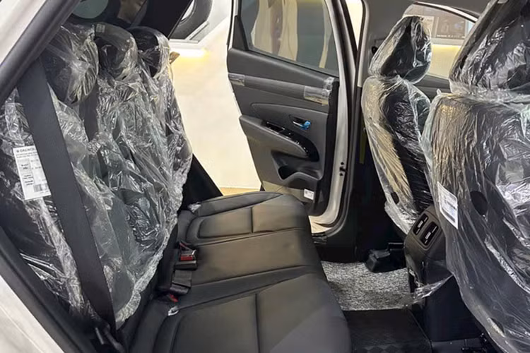 Cản sau được thiết kế lại, đồng bộ hơn với phong cách tổng thể của xe. Bên trong cabin, Tucson 2024 gây ấn tượng với cụm màn hình cong tích hợp từ hai màn hình kích thước lớn. Đó là màn hình kỹ thuật số 12,3 inch sau vô-lăng hiển thị đa thông tin và màn hình giải trí cảm ứng 12,3 inch, hỗ trợ kết nối không dây Apple CarPlay và Android Auto.