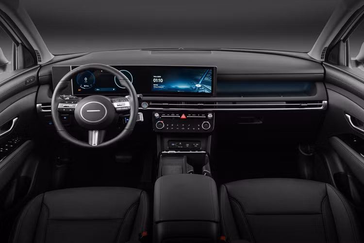 Ngoài ra, chiếc xe còn trang bị vô-lăng ba chấu mới, không còn logo Hyundai ở trung tâm, tạo cảm giác độc đáo và hiện đại, giống phong cách của mẫu xe điện Ioniq 5. Hyundai Tucson 2024 cung cấp nhiều tùy chọn động cơ, đáp ứng đa dạng nhu cầu, bao gồm:
