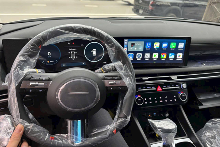 Dù chưa tiết lộ rõ lý do bán lại, đây là cơ hội tốt cho những người dùng đang tìm kiếm một chiếc SUV gần như mới với giá thành tiết kiệm hơn đáng kể. Đặc biệt, xe vẫn còn nguyên lớp nilon bảo vệ trong khoang nội thất, minh chứng cho việc xe chưa được sử dụng nhiều.