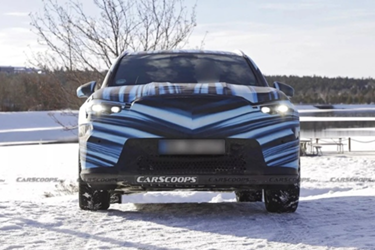 Xe có cụm đèn trước và đèn hậu LED được tinh chỉnh với họa tiết ngôi sao ba cánh giống như mẫu xe Concept CLA Class, đi cùng tay nắm cửa điều khiển điện giống các mẫu EQC. Xe dự kiến được trang bị công nghệ EQ tiên tiến nhất cùng hệ dẫn động bốn bánh toàn thời gian 4MATIC.