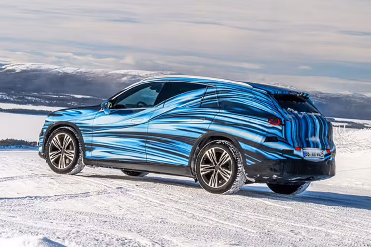 Với kiến trúc điện 800V, GLC EV có thể sạc nhanh với công suất duy trì trên 320 kW, giúp rút ngắn thời gian sạc đáng kể. Theo kế hoạch, Mercedes-Benz GLC EV sẽ chính thức trình làng vào năm 2026. Đây là một trong tổng số 17 mẫu xe thuần điện mà hãng xe Đức chuẩn bị giới thiệu trong thời gian tới.