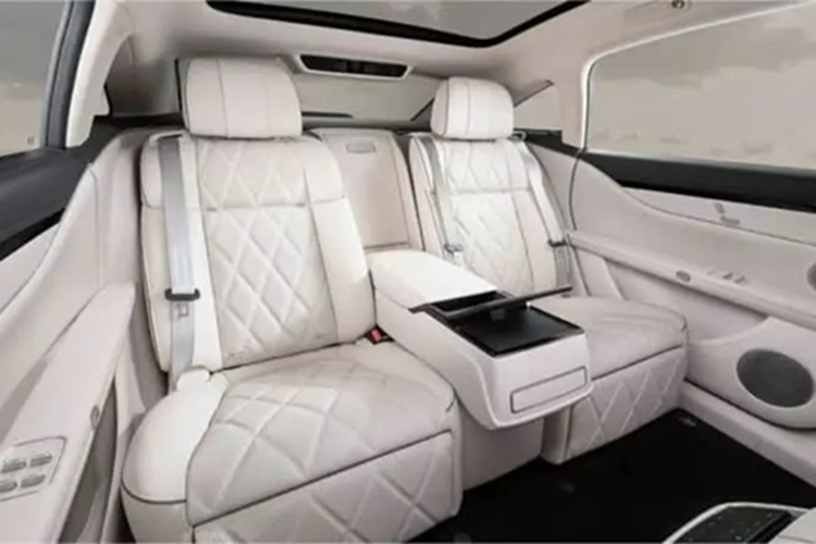 BAIC BJ60 Thunder có động cơ tăng áp 1,5 lít dưới nắp ca-pô hoạt động như một máy phát điện. Nó không truyền bất kỳ mô-men xoắn nào đến bánh xe, cung cấp năng lượng cho động cơ điện và pin. Công suất cực đại của ICE này đạt 185 mã lực.