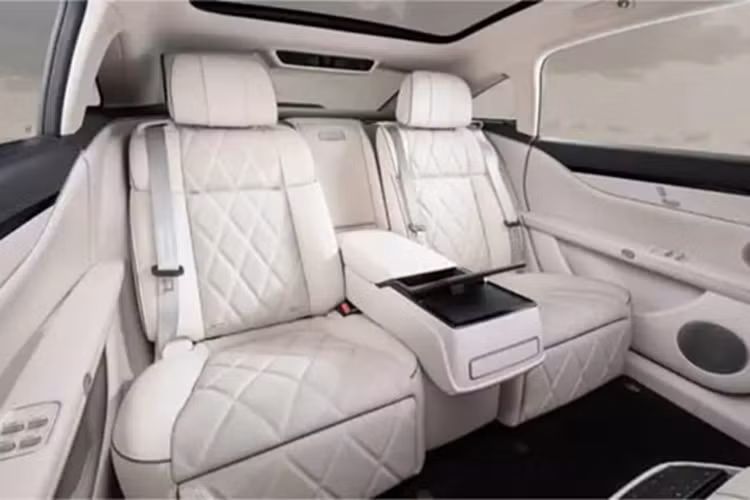 BAIC BJ60 Thunder có động cơ tăng áp 1,5 lít dưới nắp ca-pô hoạt động như một máy phát điện. Nó không truyền bất kỳ mô-men xoắn nào đến bánh xe, cung cấp năng lượng cho động cơ điện và pin. Công suất cực đại của ICE này đạt 185 mã lực.