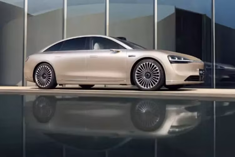 Phiên bản điện của mẫu xe Stelato S9 hoàn toàn mới đã ra mắt thị trường Trung Quốc vào năm ngoái với giá khởi điểm là 399.800 nhân dân tệ (54.850 USD - hơn 1,3 tỷ đồng). Tuy nhiên, doanh số bán hàng của nó lại gây thất vọng với 3.008 chiếc được giao trong ba tháng.