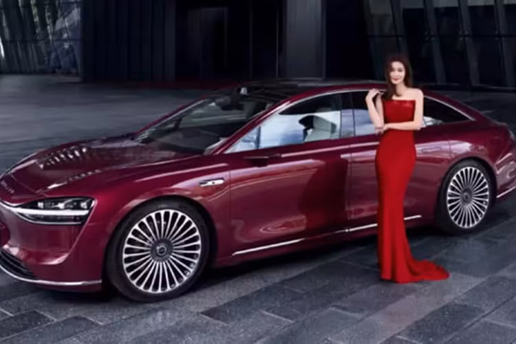 Chính vì thế, BAIC BluePark và Huawei đang phát triển phiên bản Stelato S9 EREV 2025 mới để tăng doanh số bán hàng trong nước. Stelato S9 là một chiếc xe điện được phát triển chung bởi đơn vị xe điện BAIC BluePark của BAIC và Huawei. Nó dựa trên kiến trúc mô-đun BE22 do BAIC phát triển.