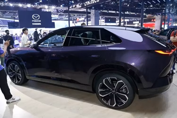 Hệ thống giải trí trung tâm và điều khiển điều hòa. Các phím bấm vật lý được tối giản, ưu tiên thao tác cảm ứng và điều khiển bằng giọng nói. Hàng ghế sau cũng được trang bị màn hình riêng để điều chỉnh các tiện ích và giải trí. Ngoài ra, xe còn có tùy chọn hệ thống âm thanh vòm Dolby Atmos với 23 loa, chuẩn 7.1.4.