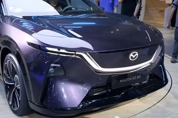 Thông tin chi tiết về phiên bản Mazda EZ-60 thuần điện hoàn toàn chưa được công bố, nhưng các số liệu ban đầu cho thấy xe sẽ có tầm hoạt động cạnh tranh. Không gian nội thất của EZ-60 được thiết kế theo hướng số hóa hiện đại, nổi bật với màn hình siêu rộng 26,45 inch độ phân giải 5K, tích hợp bảng đồng hồ kỹ thuật số
