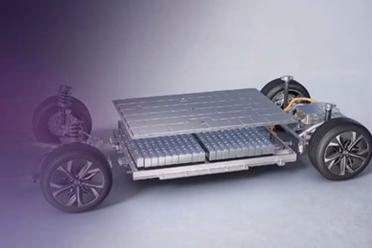 Khoang hành lý của Mazda EZ-60 có dung tích tiêu chuẩn 350 lít, có thể mở rộng lên tới 2.036 lít khi gập hàng ghế sau. Phiên bản thuần điện còn được trang bị thêm cốp trước dung tích 126 lít. Xe cũng bố trí nhiều ngăn chứa đồ nhỏ khắp khoang nội thất, đáp ứng nhu cầu sử dụng hàng ngày.