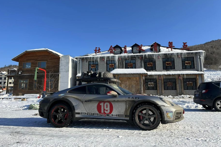 Rất có thể sau chuyến hành trình này, chiếc xe Porsche 911 Dakar của anh N.H.A sẽ gần cán mốc quãng đường 100.000 km. Chiếc Porsche 911 Dakar này đóng vai trò quan trọng trong việc đảm bảo hành trình xuyên Việt có thể diễn ra suôn sẻ qua nhiều địa hình phức tạp.