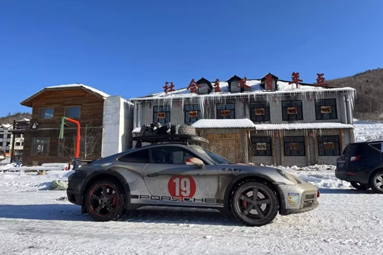 Rất có thể sau chuyến hành trình này, chiếc xe Porsche 911 Dakar của anh N.H.A sẽ gần cán mốc quãng đường 100.000 km. Chiếc Porsche 911 Dakar này đóng vai trò quan trọng trong việc đảm bảo hành trình xuyên Việt có thể diễn ra suôn sẻ qua nhiều địa hình phức tạp.