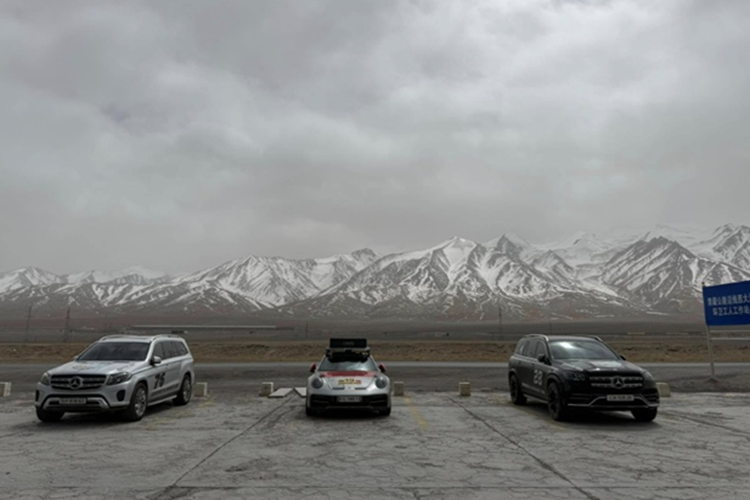 Hiện anh N.H.A và bạn đồng hành đã có mặt tại Golmud – thành phố lớn thứ hai của tỉnh Thanh Hải và lớn thứ ba của cao nguyên Tây Tạng, chỉ sau Tây Ninh và Lhasa. Golmud nằm trong Châu tự trị dân tộc Mông Cổ và dân tộc Tạng Hải Tây, nổi tiếng với những cung đường dài, hoang sơ nhưng giàu cảnh sắc thiên nhiên.