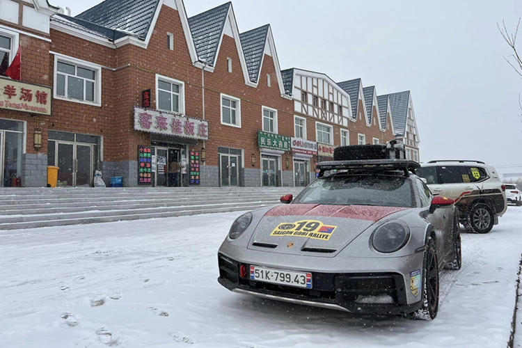 Tính năng này có thể kích hoạt thông qua núm xoay trên vô lăng, giúp xe vượt qua ổ gà hay gờ giảm tốc mà không lo bị cạ gầm. Chiếc Porsche của doanh nhân Hải Phòng là 1 trong 2.500 chiếc xe được sản xuất trên toàn cầu. Xe có số thứ tự 1.904 trong tổng số 2.500 xe. Đây cũng chính là con số trùng với ngày tháng sinh của chủ xe.