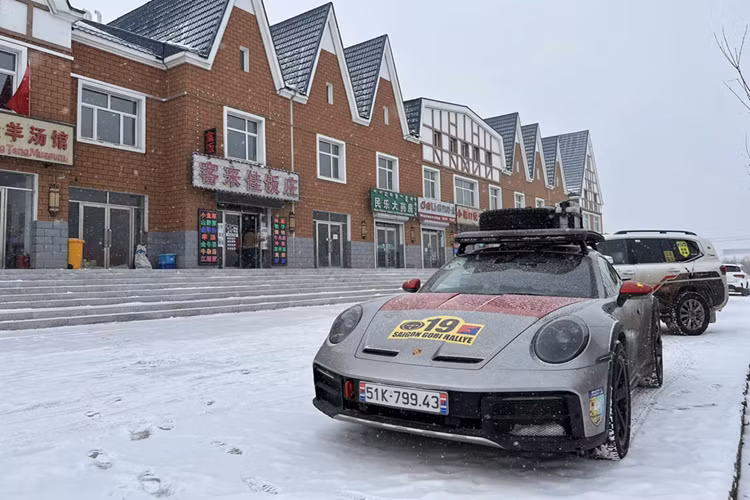 Tính năng này có thể kích hoạt thông qua núm xoay trên vô lăng, giúp xe vượt qua ổ gà hay gờ giảm tốc mà không lo bị cạ gầm. Chiếc Porsche của doanh nhân Hải Phòng là 1 trong 2.500 chiếc xe được sản xuất trên toàn cầu. Xe có số thứ tự 1.904 trong tổng số 2.500 xe. Đây cũng chính là con số trùng với ngày tháng sinh của chủ xe.