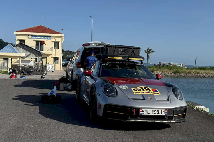 Trong đó, riêng chặng đường mới nhất mà đoàn vừa hoàn thành đã dài tới 803 km. Sau khoảng một năm về chung một nhà với đại gia Hải Phòng, Porsche 911 Dakar nổi tiếng này đã được “du lịch” xuyên biên giới tới hai lần vào năm ngoái.