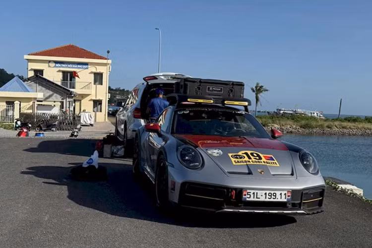Trong đó, riêng chặng đường mới nhất mà đoàn vừa hoàn thành đã dài tới 803 km. Sau khoảng một năm về chung một nhà với đại gia Hải Phòng, Porsche 911 Dakar nổi tiếng này đã được “du lịch” xuyên biên giới tới hai lần vào năm ngoái.