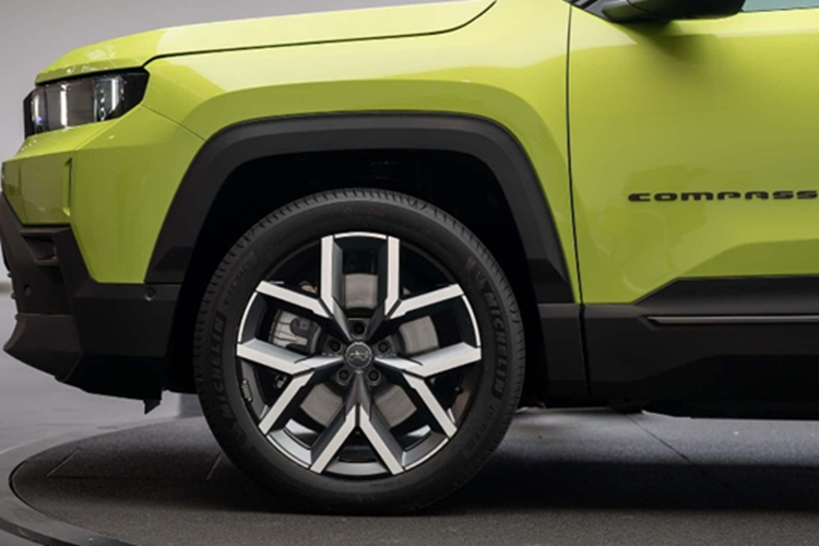 Thân xe vẫn sử dụng nhiều ốp nhựa đen ở vòm bánh xe và cản dưới, mang phong cách địa hình rõ nét. Ở một số phiên bản, xe sẽ có mui màu đen tương phản, đèn LED ma trận, cửa sổ trời toàn cảnh và vành 20 inch hai tông màu. Với nhu cầu off-road, người dùng có thể chọn vành nhỏ hơn để tối ưu hiệu quả vận hành.