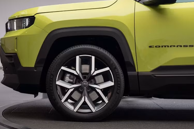 Thân xe vẫn sử dụng nhiều ốp nhựa đen ở vòm bánh xe và cản dưới, mang phong cách địa hình rõ nét. Ở một số phiên bản, xe sẽ có mui màu đen tương phản, đèn LED ma trận, cửa sổ trời toàn cảnh và vành 20 inch hai tông màu. Với nhu cầu off-road, người dùng có thể chọn vành nhỏ hơn để tối ưu hiệu quả vận hành.