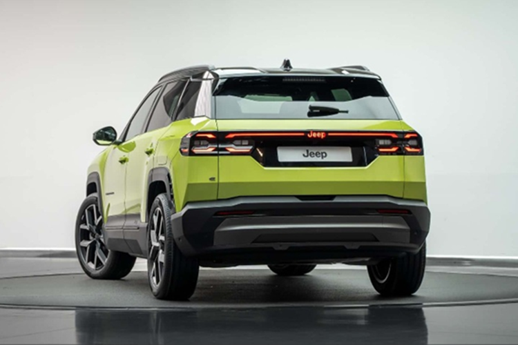 Jeep cũng thiết kế gầm xe hoàn toàn phẳng, sử dụng bánh xe tối ưu khí động học, cùng với cửa chớp lưới tản nhiệt chủ động để cải thiện hiệu quả vận hành. Công nghệ sạc nhanh DC 160 kW cho phép nạp từ 20% đến 80% dung lượng pin trong khoảng 30 phút. Mức giá xe Jeep Compass 2026 hiện chưa công bố.