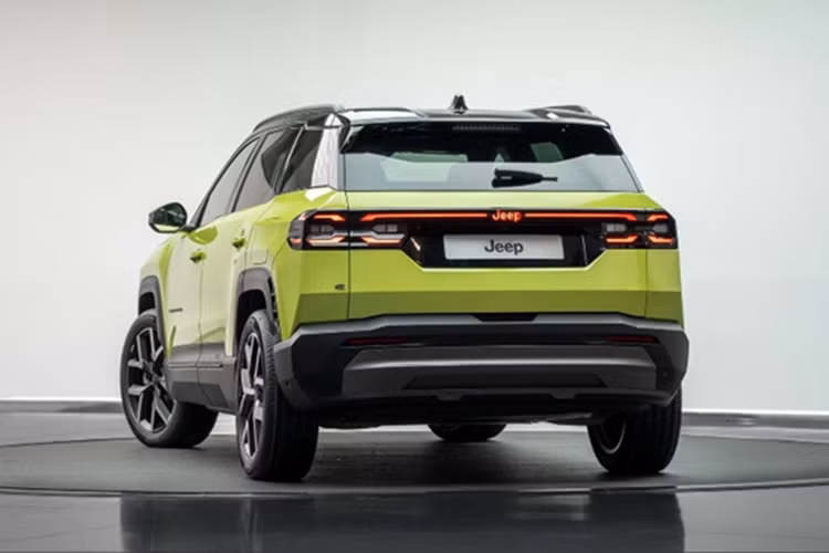 Jeep cũng thiết kế gầm xe hoàn toàn phẳng, sử dụng bánh xe tối ưu khí động học, cùng với cửa chớp lưới tản nhiệt chủ động để cải thiện hiệu quả vận hành. Công nghệ sạc nhanh DC 160 kW cho phép nạp từ 20% đến 80% dung lượng pin trong khoảng 30 phút. Mức giá xe Jeep Compass 2026 hiện chưa công bố.