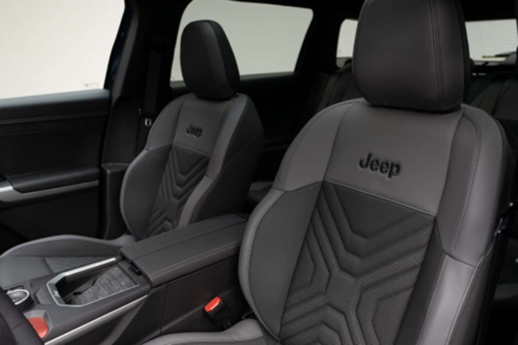 Compass 2026 phiên bản tiêu chuẩn sẽ có công suất 145 mã lực từ động cơ xăng chưa được tiết lộ, được trang bị công nghệ 48 volt. Phiên bản plug-in hybrid sẽ có công suất 195 mã lực, trong khi 3 phiên bản EV sẽ có công suất từ 213 mã lực cho xe dẫn động cầu trước đến 375 mã lực cho phiên bản AWD.