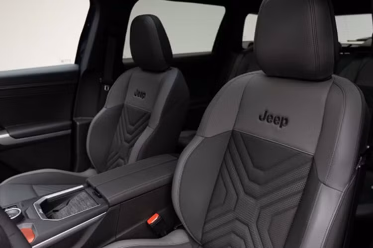 Compass 2026 phiên bản tiêu chuẩn sẽ có công suất 145 mã lực từ động cơ xăng chưa được tiết lộ, được trang bị công nghệ 48 volt. Phiên bản plug-in hybrid sẽ có công suất 195 mã lực, trong khi 3 phiên bản EV sẽ có công suất từ 213 mã lực cho xe dẫn động cầu trước đến 375 mã lực cho phiên bản AWD.