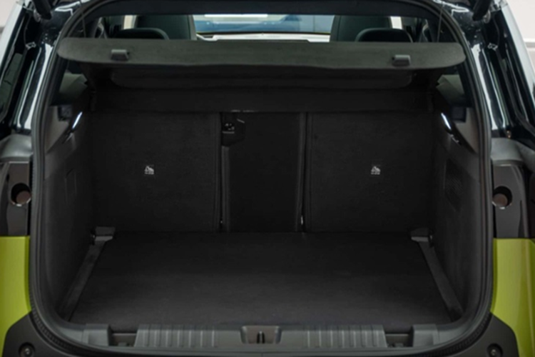 Động cơ phía sau mới được phát triển dành riêng cho Jeep cho phép chiếc xe leo dốc 20% ngay cả khi lốp trước không bám đường. Bản EV dẫn động AWD có thể chạy tối đa 650 km (chu kỳ WLTP) cho một lần sạc. Trong khi đó, bản FWD với pin 74 kWh có tầm hoạt động 500 km.