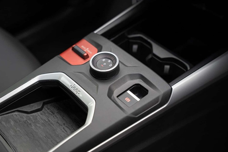 Trái ngược với ngoại hình chỉ được tinh chỉnh nhẹ, khoang nội thất của Compass thế hệ mới là một bước “nhảy vọt” về thiết kế. Tất cả các phiên bản đều có màn hình cảm ứng trung tâm 16 inch siêu rộng, kết hợp cùng màn hình kỹ thuật số sau vô-lăng 10 inch. Dù sử dụng màn hình lớn, Jeep vẫn giữ lại nhiều nút bấm vật lý, giúp thao tác trực quan hơn trong quá trình sử dụng.