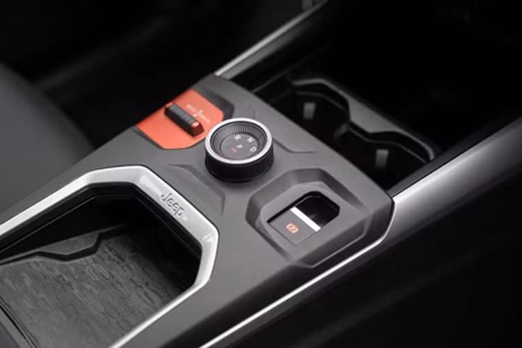 Trái ngược với ngoại hình chỉ được tinh chỉnh nhẹ, khoang nội thất của Compass thế hệ mới là một bước “nhảy vọt” về thiết kế. Tất cả các phiên bản đều có màn hình cảm ứng trung tâm 16 inch siêu rộng, kết hợp cùng màn hình kỹ thuật số sau vô-lăng 10 inch. Dù sử dụng màn hình lớn, Jeep vẫn giữ lại nhiều nút bấm vật lý, giúp thao tác trực quan hơn trong quá trình sử dụng.