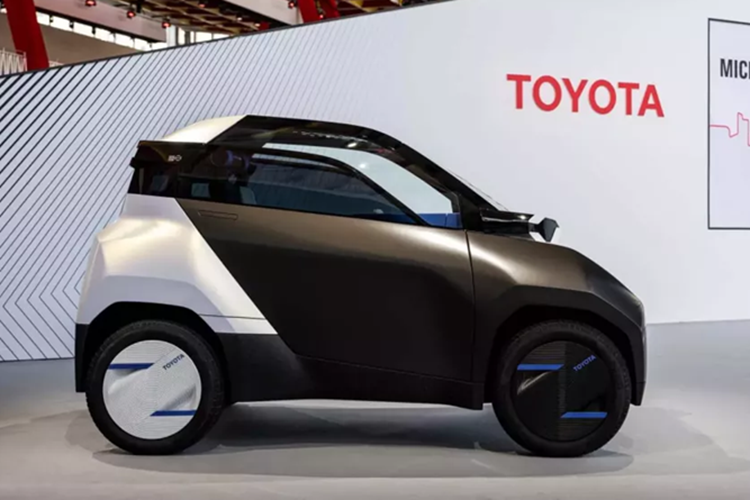 Theo Toyota, FT-Me kết hợp giữa thiết kế cao cấp và mức giá phải chăng. Mẫu ô tô điện này sở hữu thiết kế lấy cảm hứng từ mũ bảo hiểm của phi công lái máy bay phản lực với chắn bùn nổi bật, khoảng cách từ cầu trước đến đầu xe và cầu sau đến đuôi xe ngắn cùng đèn LED đặt cao.