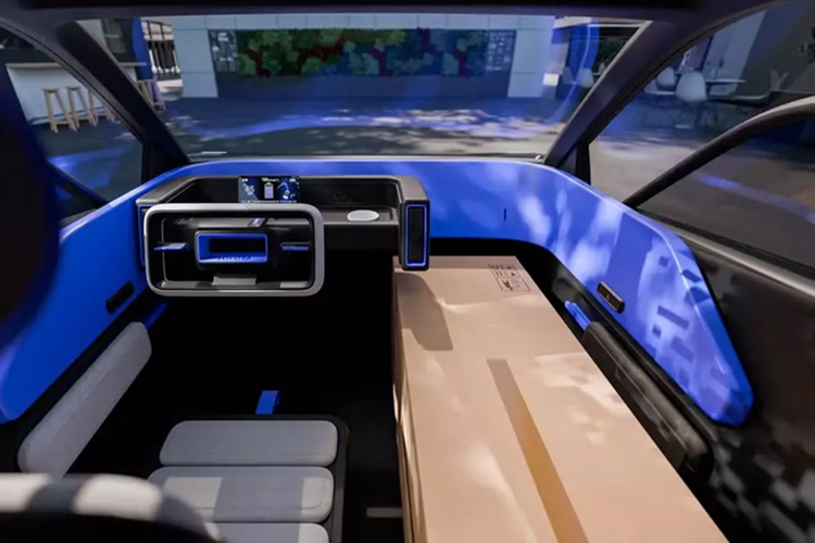 Vô lăng hình chữ nhật được thiết kế phù hợp với người sử dụng xe lăn, cho phép điều khiển hoàn toàn bằng tay mà không cần bàn đạp. Trong khi đó, bảng táp-lô có màn hình nhỏ đóng vai trò là bảng đồng hồ kỹ thuật số, hỗ trợ kết nối thông minh.