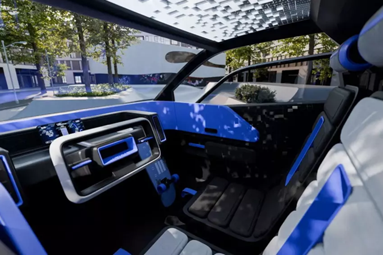 Bên cạnh đó, Toyota còn sử dụng vật liệu tái chế nhằm giảm 90% lượng khí thải carbon so với các mẫu xe đô thị hiện nay. Với chiều dài dưới 2,5 m, FT-Me ngắn hơn Toyota Aygo X tới 1,2 m. Điều này có nghĩa là xe chỉ chiếm một nửa diện tích của một chỗ đỗ tiêu chuẩn, hoặc 1/3 khi đỗ vuông góc.