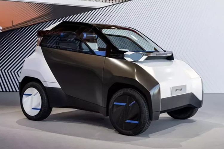 Toyota vừa ra mắt mẫu xe ý tưởng mới mang tên FT-Me, thể hiện tham vọng tham gia vào phân khúc ôtô điện đô thị cỡ nhỏ (micromobility). Mẫu xe Toyota FT-Me chạy điện này dự kiến sẽ được đưa lên dây chuyền sản xuất thương mại, cạnh tranh với những dòng xe bốn bánh hạng nhẹ như Citroen Ami, Fiat Topolino và Mobilize Duo.