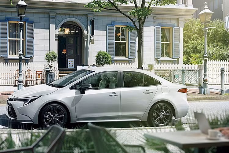 Động cơ xăng 4 xi-lanh, dung tích 1.8L dùng cho Toyota Corolla 2025 ở thị trường Nhật Bản sản sinh công suất tối đa 97 mã lực. Với các phiên bản dẫn động cầu trước 2WD, xe kết hợp cùng một mô-tơ điện cho công suất tối đa 94 mã lực. Trong khi đó, phiên bản dẫn động bốn bánh E-Four có thêm một mô-tơ điện thứ hai nằm phía sau, bổ sung 40 mã lực.