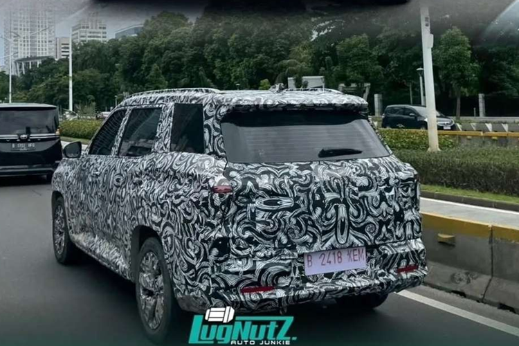 Ngoài ra, Mitsubishi cũng xác nhận, DST Concept là xe dẫn động cầu trước nhưng vẫn có khả năng vận hành tốt trong mọi điều kiện thời tiết hoặc đường xá. Tạm thời chưa có thông tin gì về hệ truyền động và khung gầm Mitsubishi DST sử dụng.