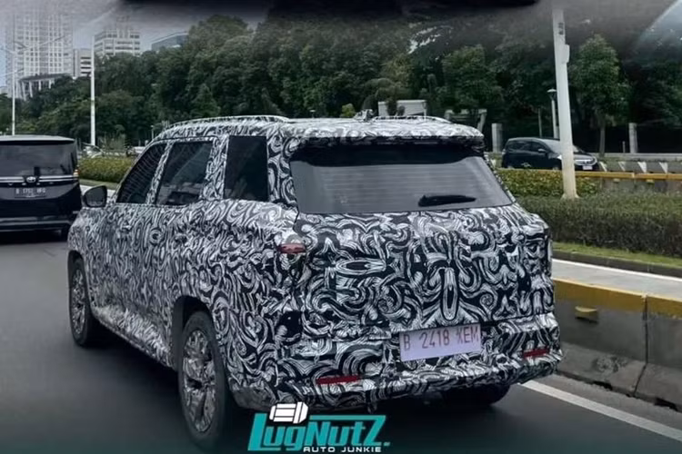 Ngoài ra, Mitsubishi cũng xác nhận, DST Concept là xe dẫn động cầu trước nhưng vẫn có khả năng vận hành tốt trong mọi điều kiện thời tiết hoặc đường xá. Tạm thời chưa có thông tin gì về hệ truyền động và khung gầm Mitsubishi DST sử dụng.