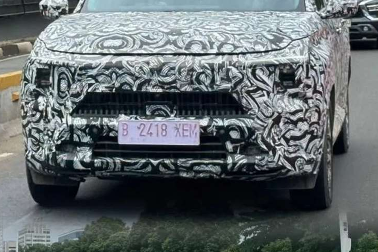 Hiện hình ảnh nội thất của Mitsubishi DST bản thương mại vẫn chưa được tiết lộ. Chỉ biết rằng, Mitsubishi DST Concept sở hữu khoang cabin rộng rãi và tràn ngập tiện ích. Xe được trang bị: cửa sổ trời toàn cảnh; bảng đồng hồ tích hợp màn hình LCD toàn phần, liền mạch với màn hình giải trí;cụm điều khiển trung tâm có núm xoay điều khiển và cần số lạ mắt.