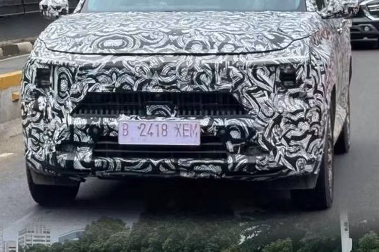 Hiện hình ảnh nội thất của Mitsubishi DST bản thương mại vẫn chưa được tiết lộ. Chỉ biết rằng, Mitsubishi DST Concept sở hữu khoang cabin rộng rãi và tràn ngập tiện ích. Xe được trang bị: cửa sổ trời toàn cảnh; bảng đồng hồ tích hợp màn hình LCD toàn phần, liền mạch với màn hình giải trí;cụm điều khiển trung tâm có núm xoay điều khiển và cần số lạ mắt.