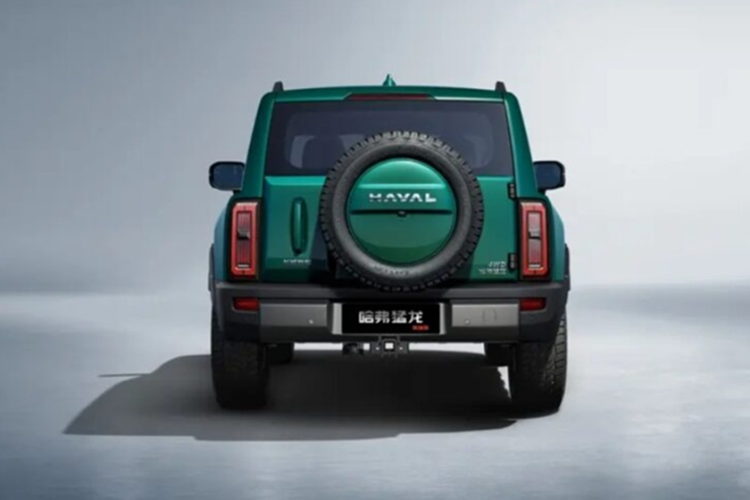 Cụm đèn pha được chuyển sang dạng hình chữ nhật thay vì tròn, trong khi đèn hậu phía sau cũng áp dụng phong cách tương tự, có thêm dải đèn đứng. Lốp dự phòng gắn ngoài vẫn được giữ nguyên, khẳng định phong cách SUV off-road truyền thống.