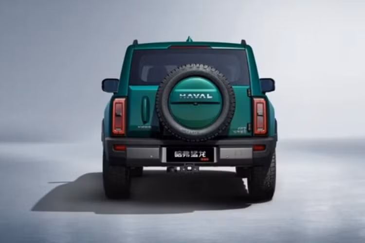 Cụm đèn pha được chuyển sang dạng hình chữ nhật thay vì tròn, trong khi đèn hậu phía sau cũng áp dụng phong cách tương tự, có thêm dải đèn đứng. Lốp dự phòng gắn ngoài vẫn được giữ nguyên, khẳng định phong cách SUV off-road truyền thống.