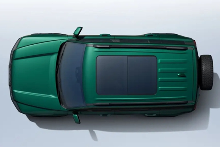 Nhìn chung, Haval Raptor ICE 2025 vừa ra mắt vẫn tiếp tục sử dụng thiết kế thân xe vuông vức đặc trưng, tương tự bản PHEV. Tuy nhiên, phần đầu xe có sự thay đổi với lưới tản nhiệt kiểu thác nước dạng dọc thay vì ngang, kết hợp logo chữ “HAVAL” phát sáng.