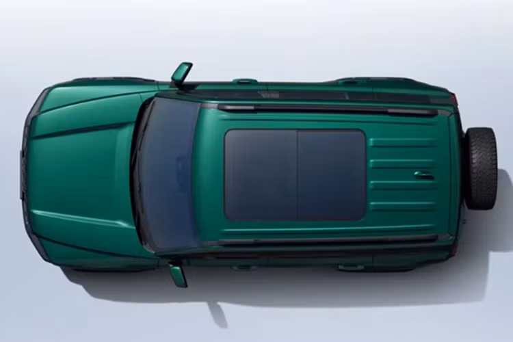 Nhìn chung, Haval Raptor ICE 2025 vừa ra mắt vẫn tiếp tục sử dụng thiết kế thân xe vuông vức đặc trưng, tương tự bản PHEV. Tuy nhiên, phần đầu xe có sự thay đổi với lưới tản nhiệt kiểu thác nước dạng dọc thay vì ngang, kết hợp logo chữ “HAVAL” phát sáng.