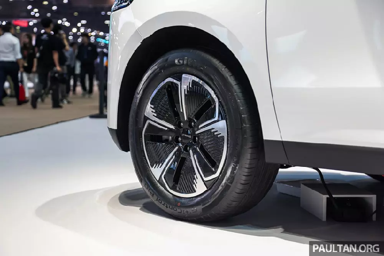 Phía dưới, mẫu SUV điện này sở hữu hốc hút gió hình chữ nhật cỡ lớn với các tấm ốp đục lỗ, sơn cùng màu thân xe, kết hợp với khe hút gió nhỏ đơn giản. Có thể thấy sự thay đổi mới mẻ so với xu hướng thiết kế xe ngày càng hầm hố hiện nay qua Jaecoo J5 EV.