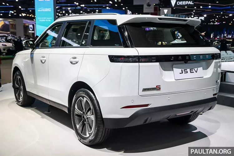 Điểm thú vị là Jaecoo J5 EV có hệ truyền động hoàn toàn khác so với đàn anh J6. Trong khi J6 có tùy chọn hệ dẫn động cầu sau hoặc 4 bánh thì J5 EV chỉ sử dụng hệ dẫn động cầu trước. Xe được trang bị 1 mô-tơ điện có công suất tối đa 211 mã lực (155 kW) và mô-men xoắn cực đại 288 Nm, cho phép tăng tốc từ 0-100 km/h trong 7,7 giây.