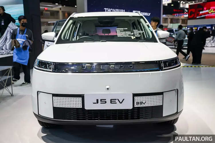 Jaecoo J5 EV chạy điện dự kiến giữ nguyên kích thước so với phiên bản dùng động cơ đốt trong. Nếu đúng như vậy, xe sẽ sở hữu kích thước dài x rộng x cao lần lượt 4.380 x 1.860 x 1.650 mm và chiều dài cơ sở 2.620 mm. Với kích thước này, xe được định vị trong phân khúc SUV cỡ B.