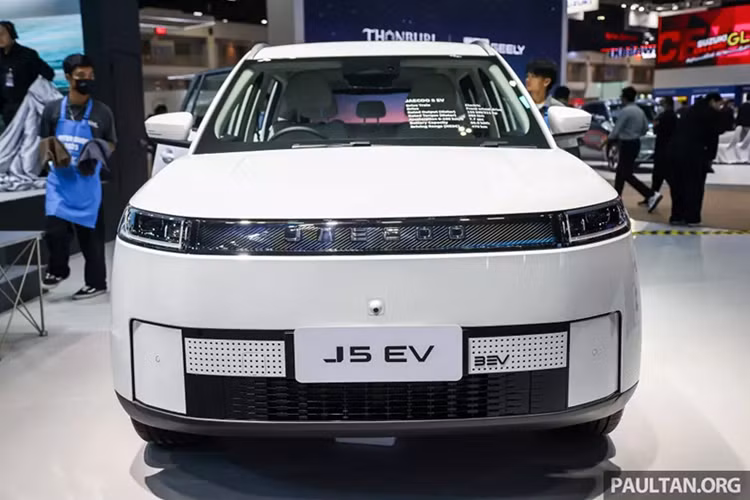 Jaecoo J5 EV chạy điện dự kiến giữ nguyên kích thước so với phiên bản dùng động cơ đốt trong. Nếu đúng như vậy, xe sẽ sở hữu kích thước dài x rộng x cao lần lượt 4.380 x 1.860 x 1.650 mm và chiều dài cơ sở 2.620 mm. Với kích thước này, xe được định vị trong phân khúc SUV cỡ B.