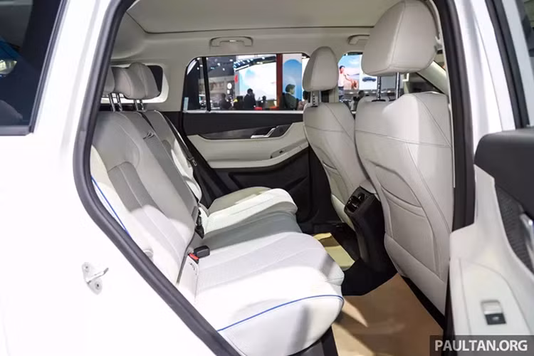 ên trong Jaecoo J5 EV là khoang nội thất tối giản với mặt táp-lô kiểu thác nước, tích hợp màn hình thông tin giải trí 13,2 inch nằm dọc và vô lăng dùng chung với người anh em Omoda C9. Xe có rất ít nút bấm vật lý, chỉ có 3 nút điều khiển chế độ lái, đèn cảnh báo và khóa cửa.